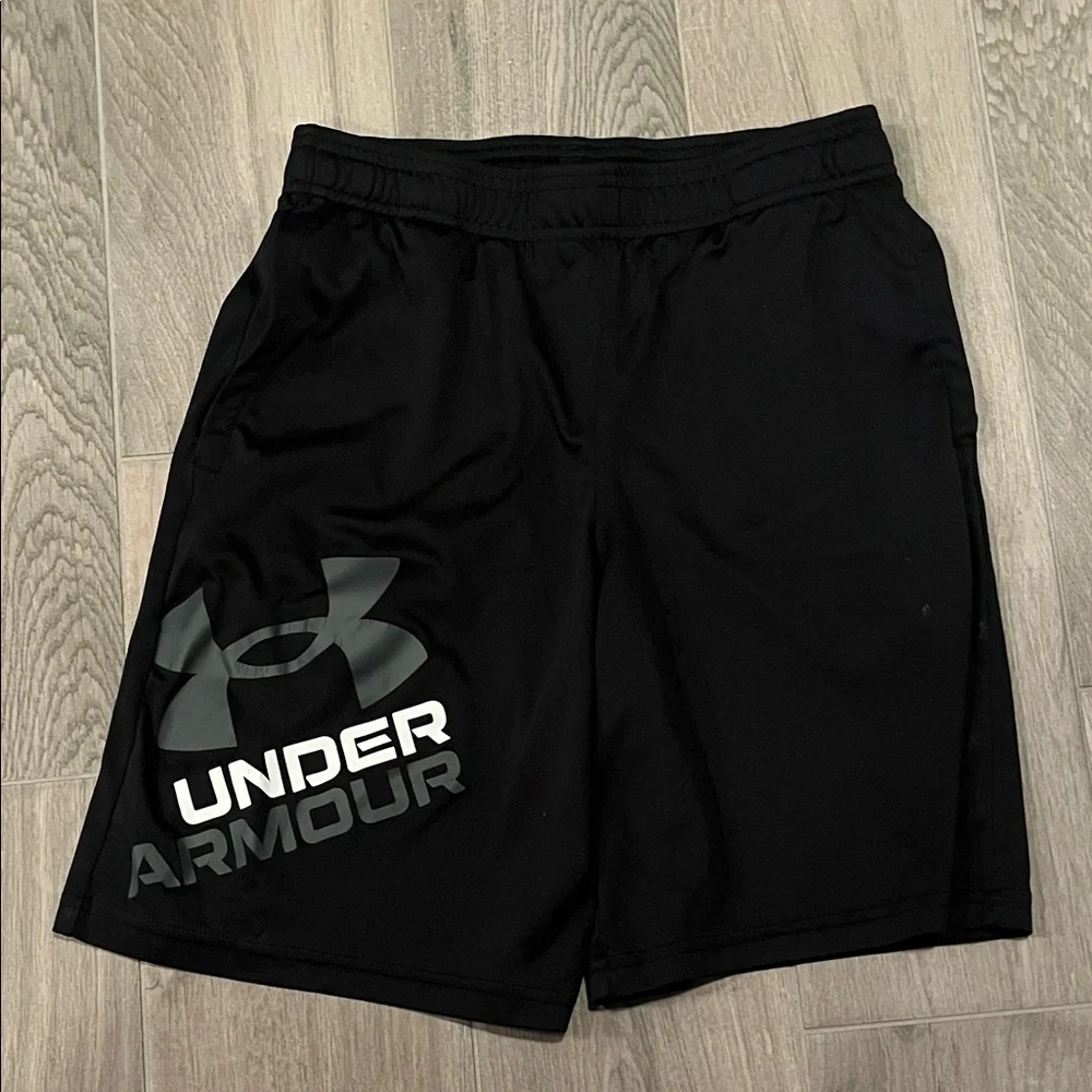Under Armour Boys Black Shorts Size: L